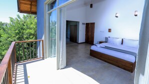 Quarto casal superior, 1 cama King, sacada, vista para o jardim | Sacada