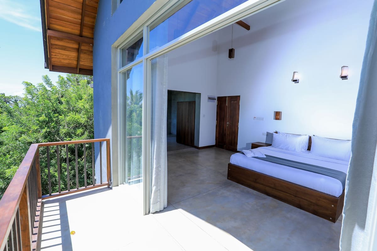 Habitación doble superior, 1 cama King size, balcón, vista al jardín | Balcón