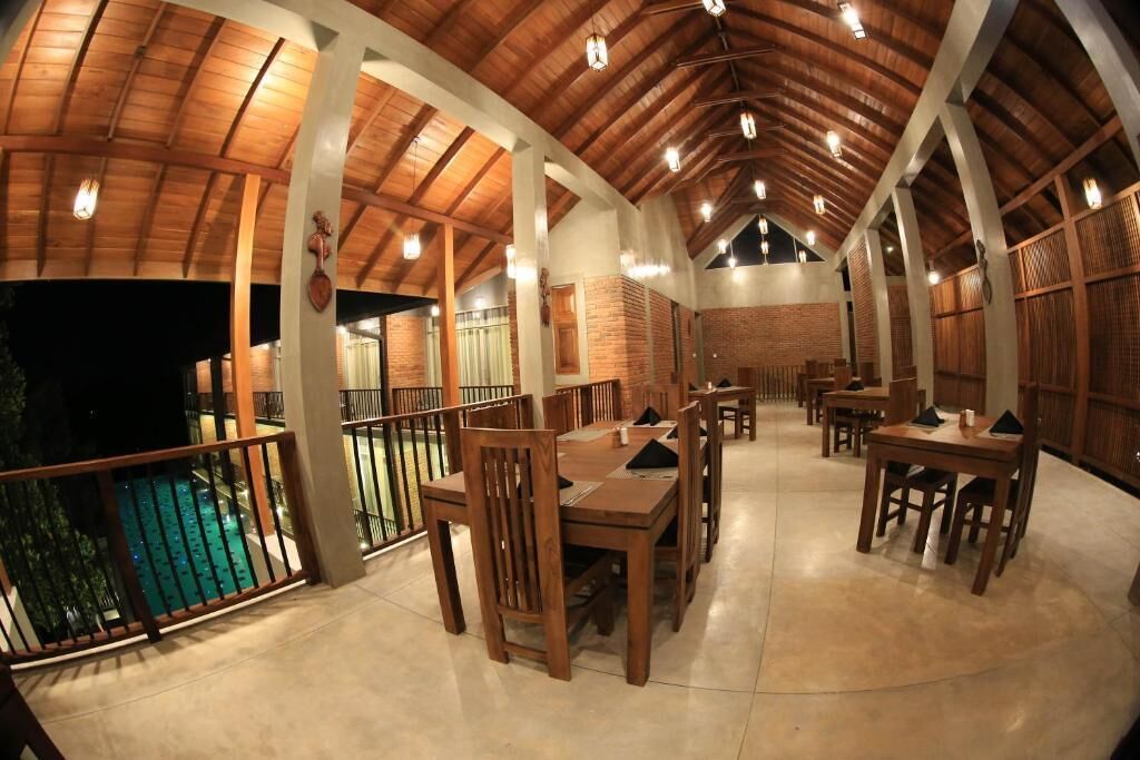 breakfast, lunch, dinner served; international cuisine