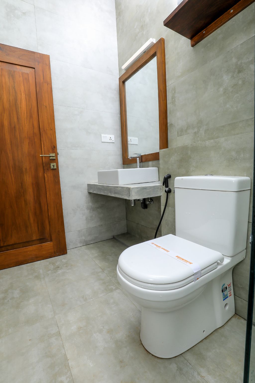deluxe double room, 1 king bed, balcony, pool view | bathroom | free toiletries, hair dryer, bidet, towels