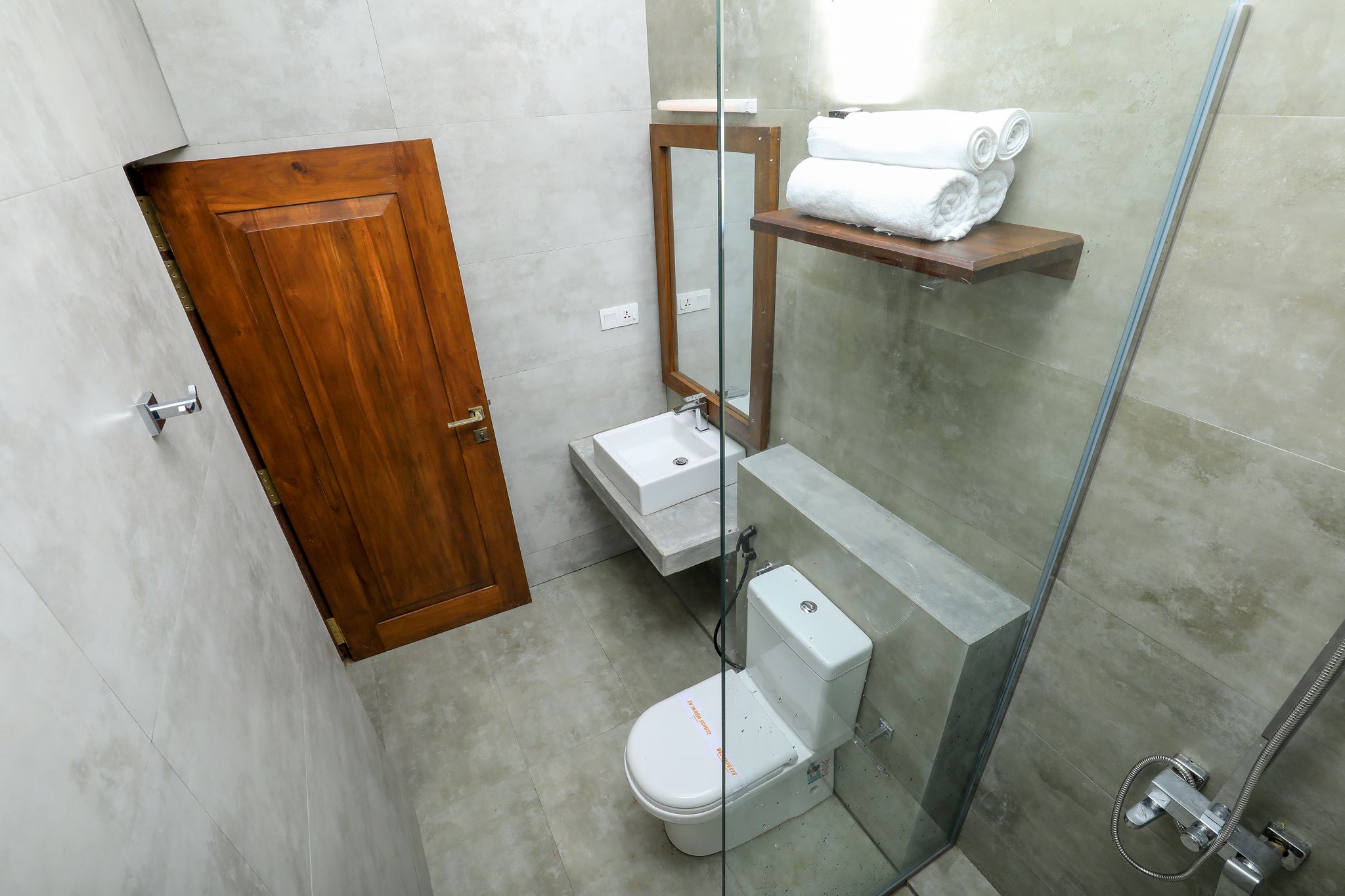 deluxe double room, 1 king bed, balcony, pool view | bathroom | free toiletries, hair dryer, bidet, towels