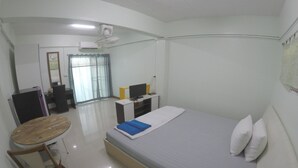 A bedroom with a bed, a desk, a chair, and a small table. - SP Place (Chachoengsao)