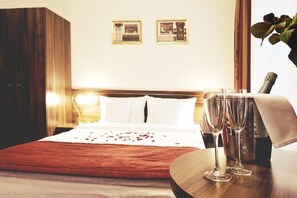 Desk, blackout drapes, iron/ironing board, free cribs/infant beds - Hotel Centrum Sosnowiec (Sosnowiec)