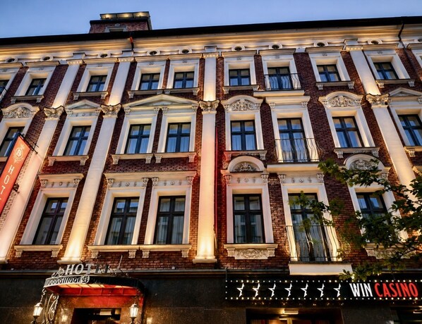 A hotel with a classic facade, large windows, and a casino sign. - Hotel Centrum Sosnowiec (Sosnowiec)