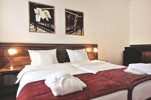 Desk, blackout curtains, iron/ironing board, free cots/infant beds - Hotel Centrum Sosnowiec (Sosnowiec)
