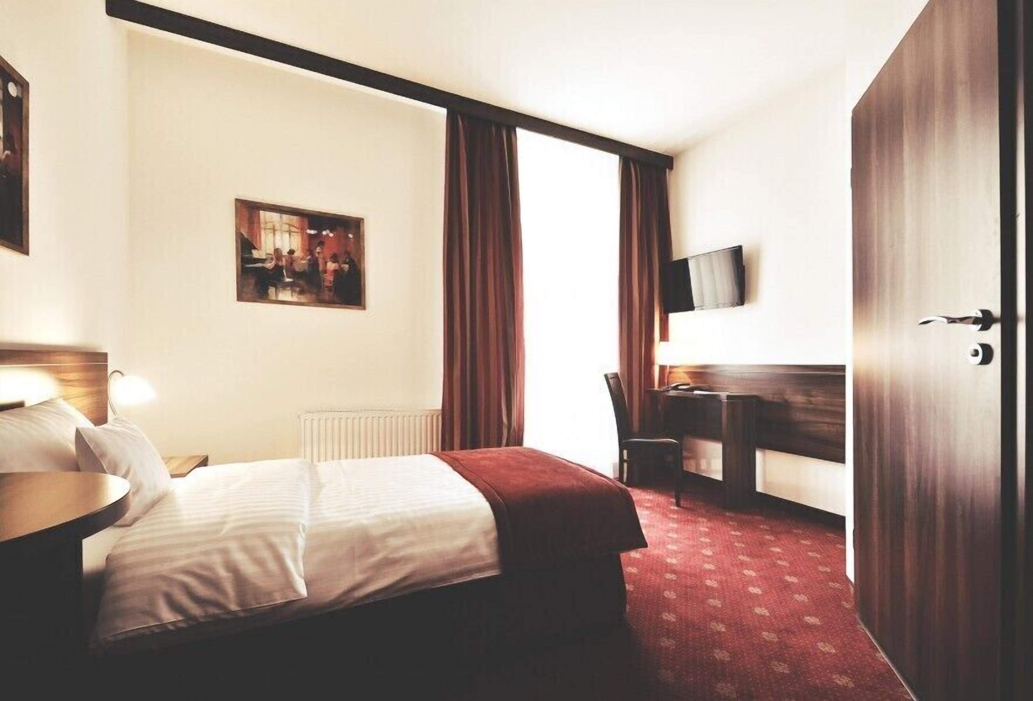 standard single room | desk, blackout curtains, iron/ironing board, free cots/infant beds