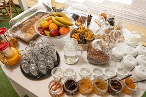 Tägliches einheimisches Frühstück (8 EUR pro Person)