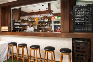 Bar (on property) - Talos Hotel Apartments (Chania)