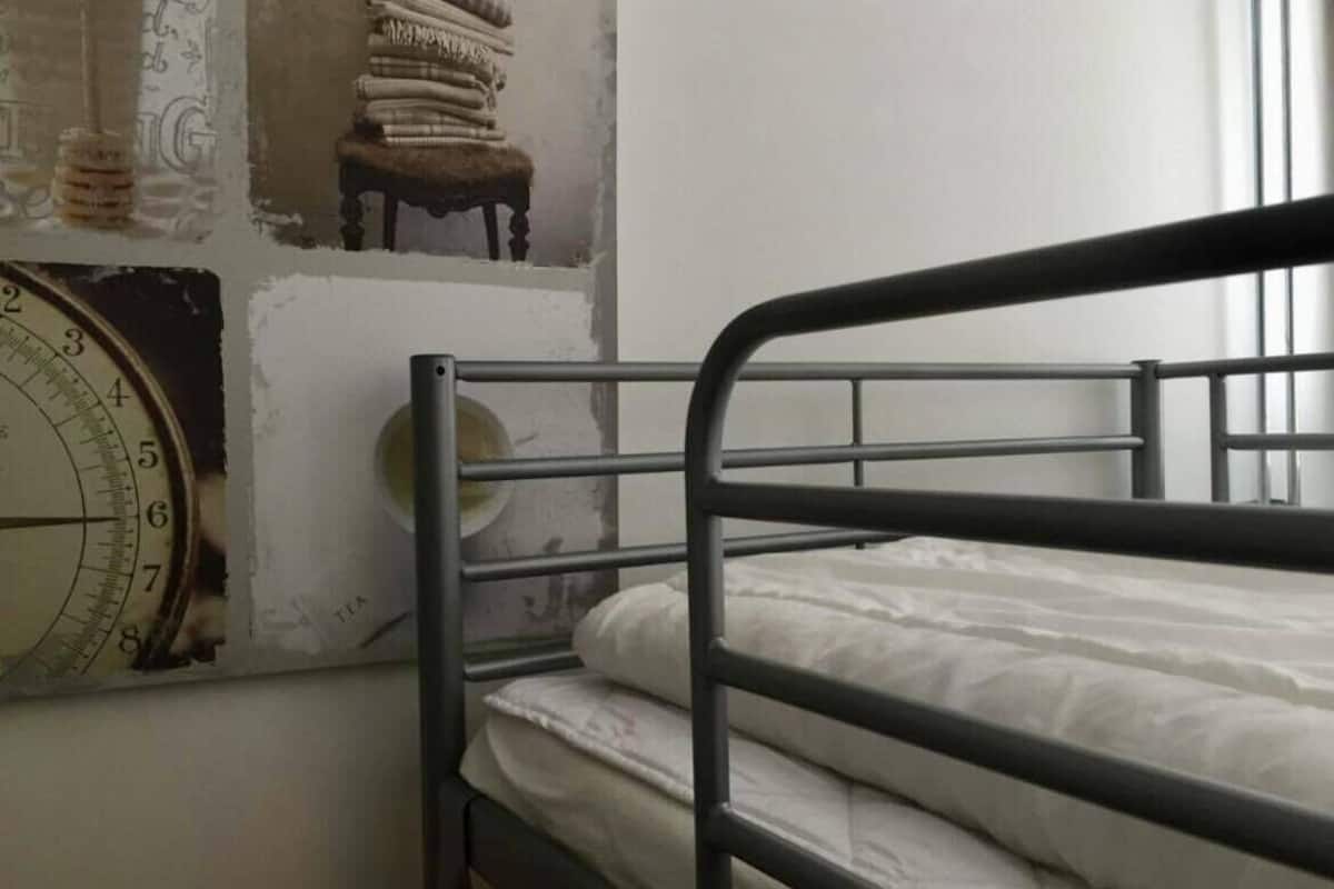 Een strijkplank/strijkijzer, gratis wifi, beddengoed