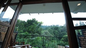 A balcony with a view of a lush, green forested area. - Ayubo Ella - Bed & Breakfast (Ella)