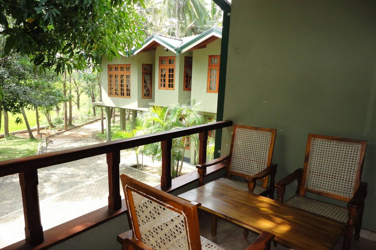 Premium bedding, desk, free WiFi