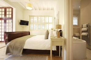 Egyptian cotton sheets, premium bedding, memory foam beds, in-room safe - Daisybank Cottage (Brockenhurst)