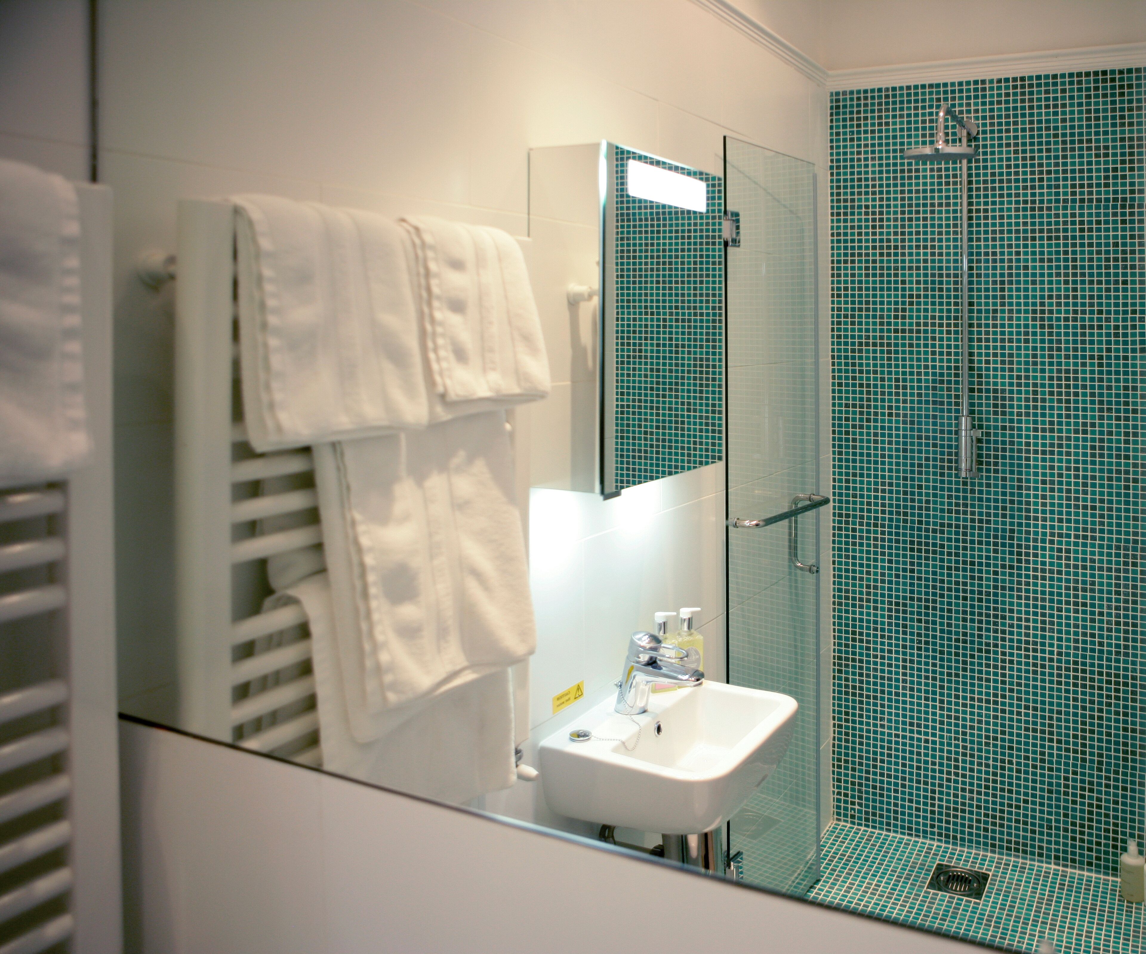 classic room | bathroom | shower, free toiletries, hair dryer, bathrobes