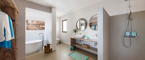 Vila, 3 quartos, piscina particular | Banheiro | Chuveiro, produtos de toalete grátis, secador de cabelo 