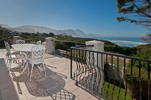 Villa, 5 Bedrooms | Balcony - On The Rocks (Hermanus)