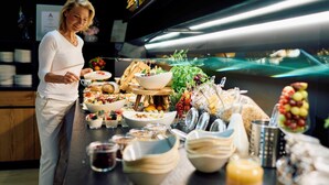 Ein reichhaltiges Buffet mit verschiedenen Speisen und Getränken.