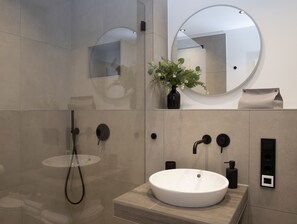 Wißberg Auslese | Bathroom | Shower, free toiletries, hair dryer, slippers