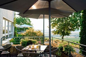 Breakfast (EUR 11 per person)