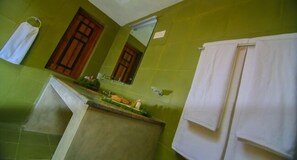 Douche, articles de toilette gratuits, serviettes fournies