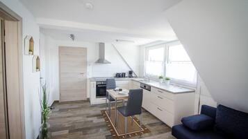 Apartamento Deluxe | Cocina privada | Frigorífico, microondas, horno y placa de cocina