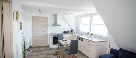 Departamento Deluxe | Cocina privada | Refrigerador, microondas, horno y parrilla de estufa