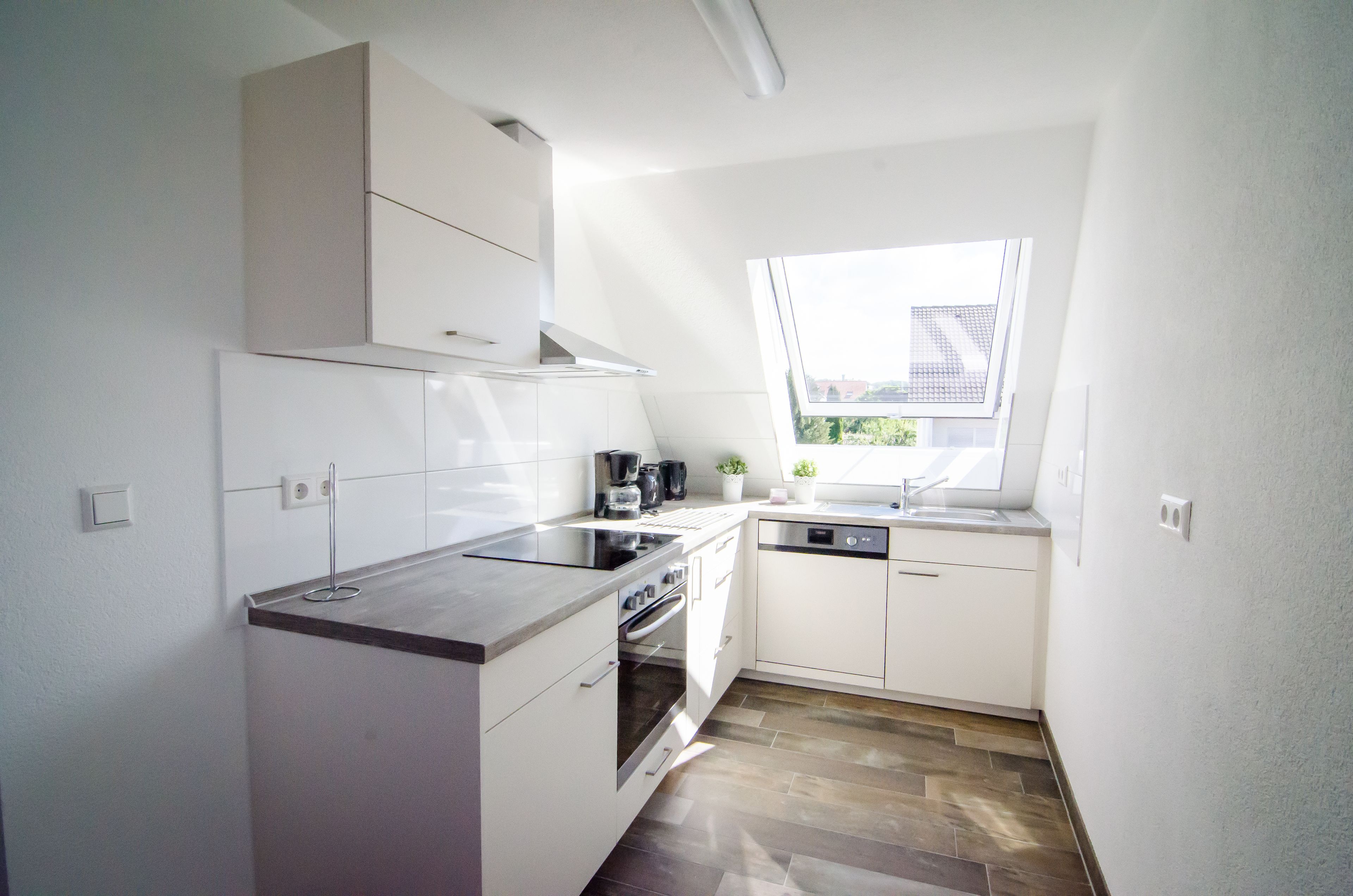 Apartamento luxo, sacada | Cozinha privada | Geladeira, micro-ondas, fogão, cooktop