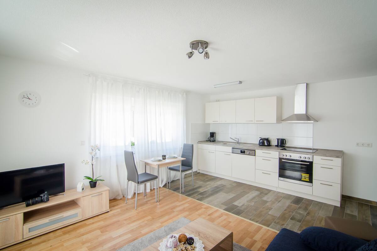 Un apartamento moderno con sala de estar, comedor y cocina.