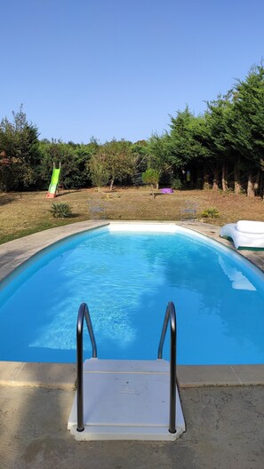 Outdoor pool, pool umbrellas, sun loungers - Domaine de Potofayol (Lacropte)