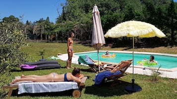 Udendørs pool, parasoller, liggestole