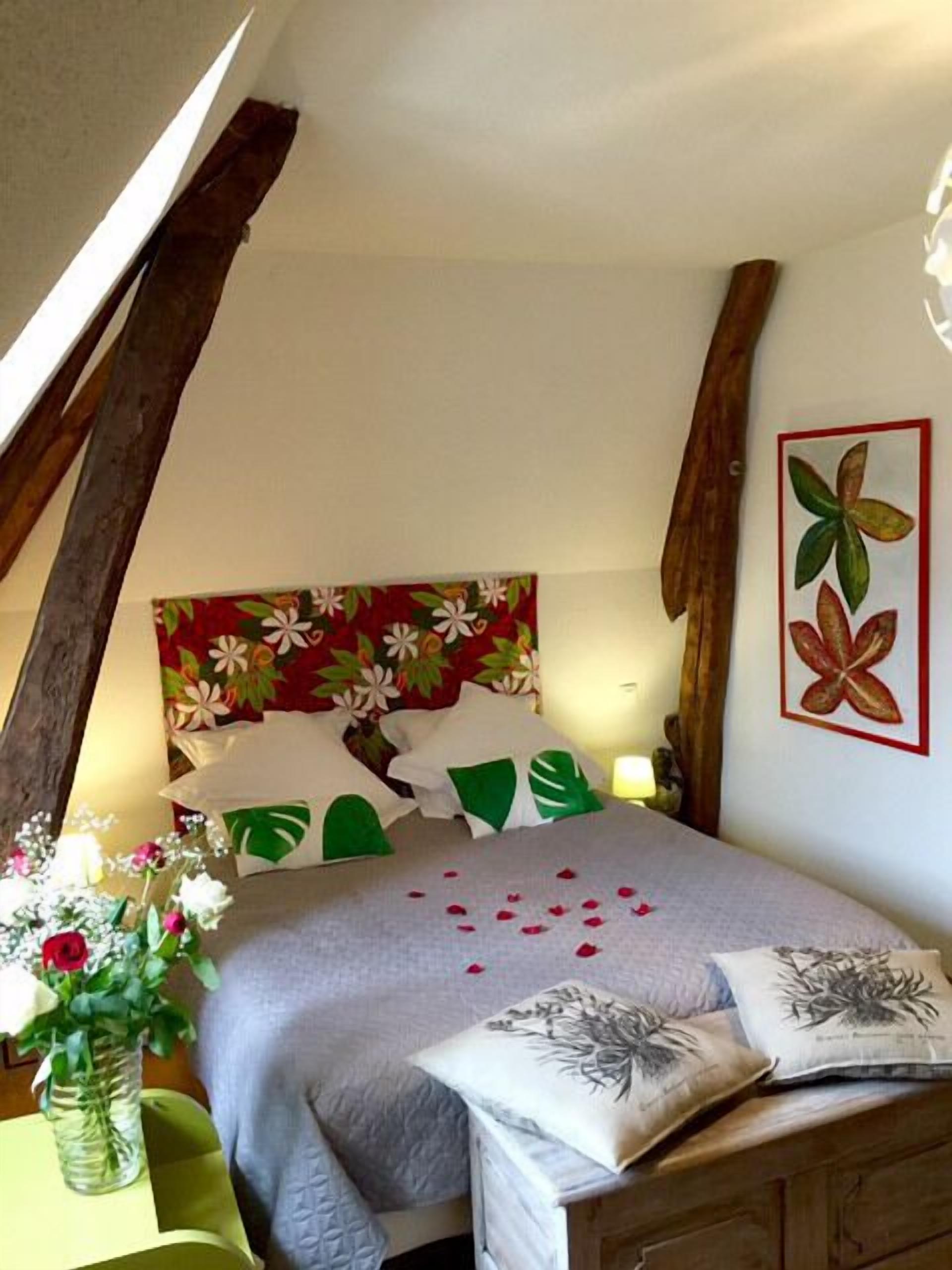 Literie de qualité supérieure, bureau, fer et planche à repasser