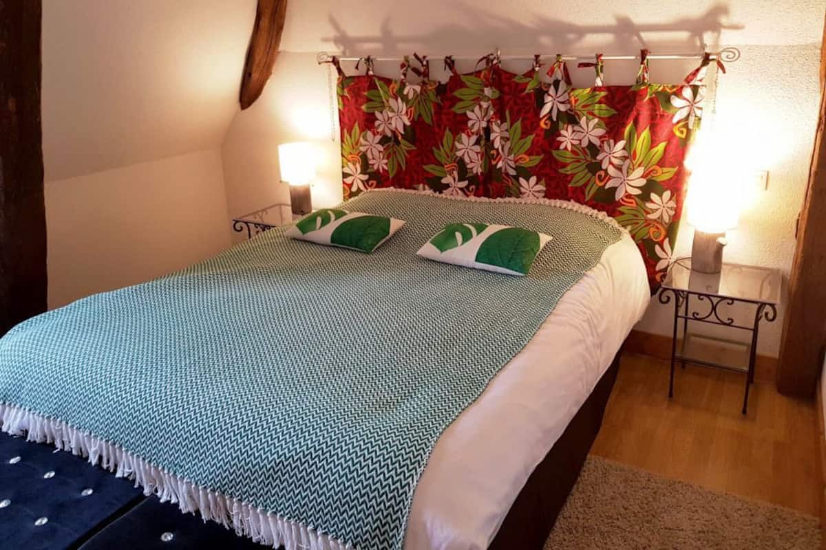 Deluxe Double Room, 1 Katil Ratu (Queen) (Wallis) | Peralatan tempat tidur premium, meja, seterika/papan seterika