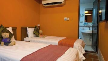 Standard Quadruple Room | Desk, free WiFi