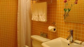 Habitación Deluxe | Baño | Regadera, amenidades de baño gratuitas, secadora de cabello, pantuflas