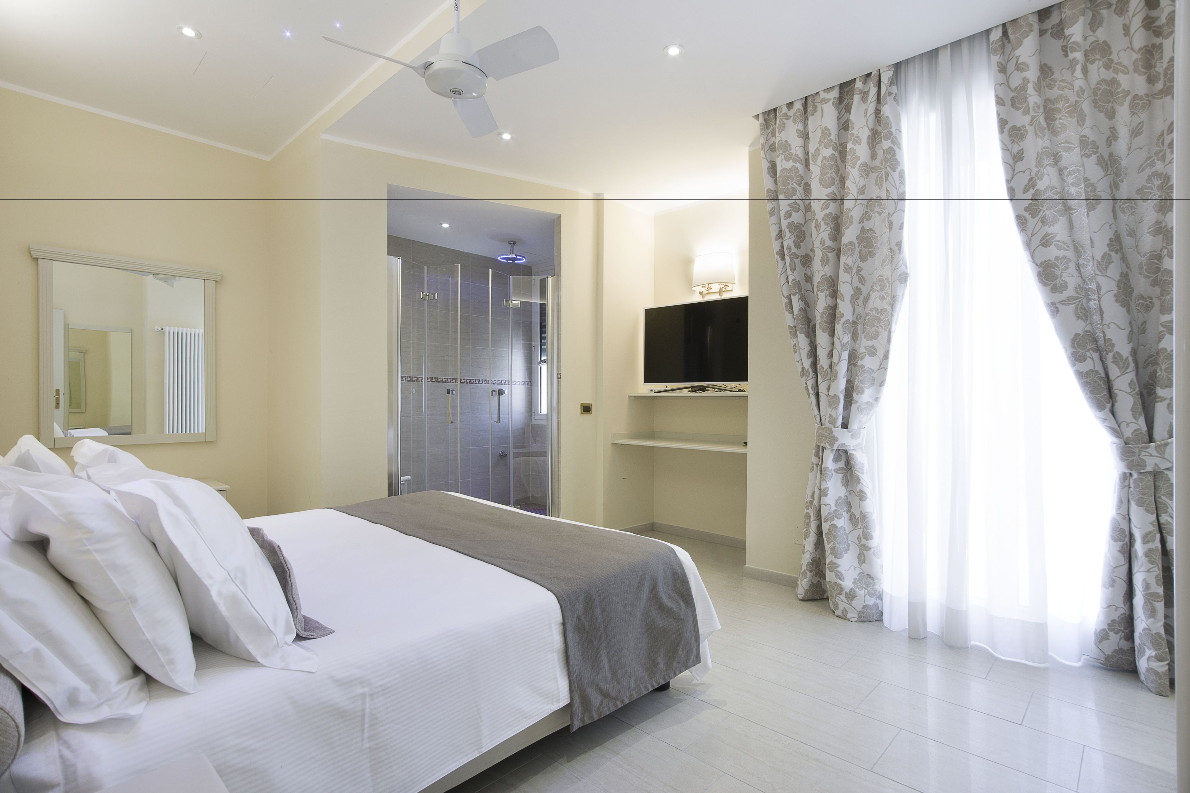 Suite | In-room safe, desk, soundproofing, rollaway beds