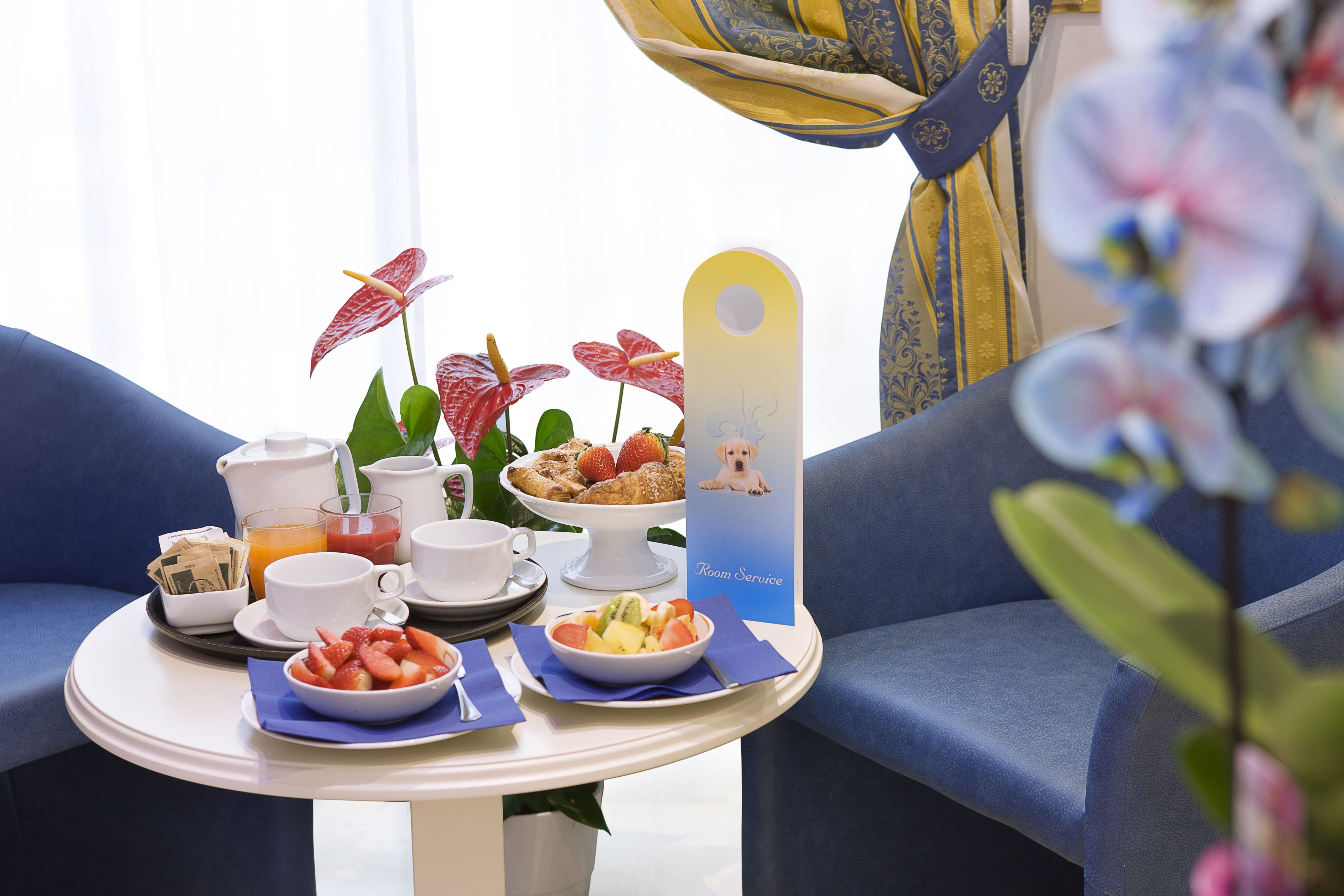 suite | living room | flat-screen tv