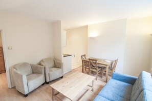 Superior-Apartment, 1 Doppelbett | Wohnzimmer | Flachbildfernseher