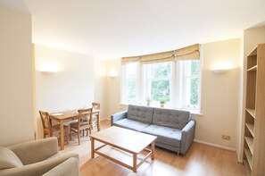 Superior-Apartment, 1 Doppelbett | Wohnzimmer | Flachbildfernseher