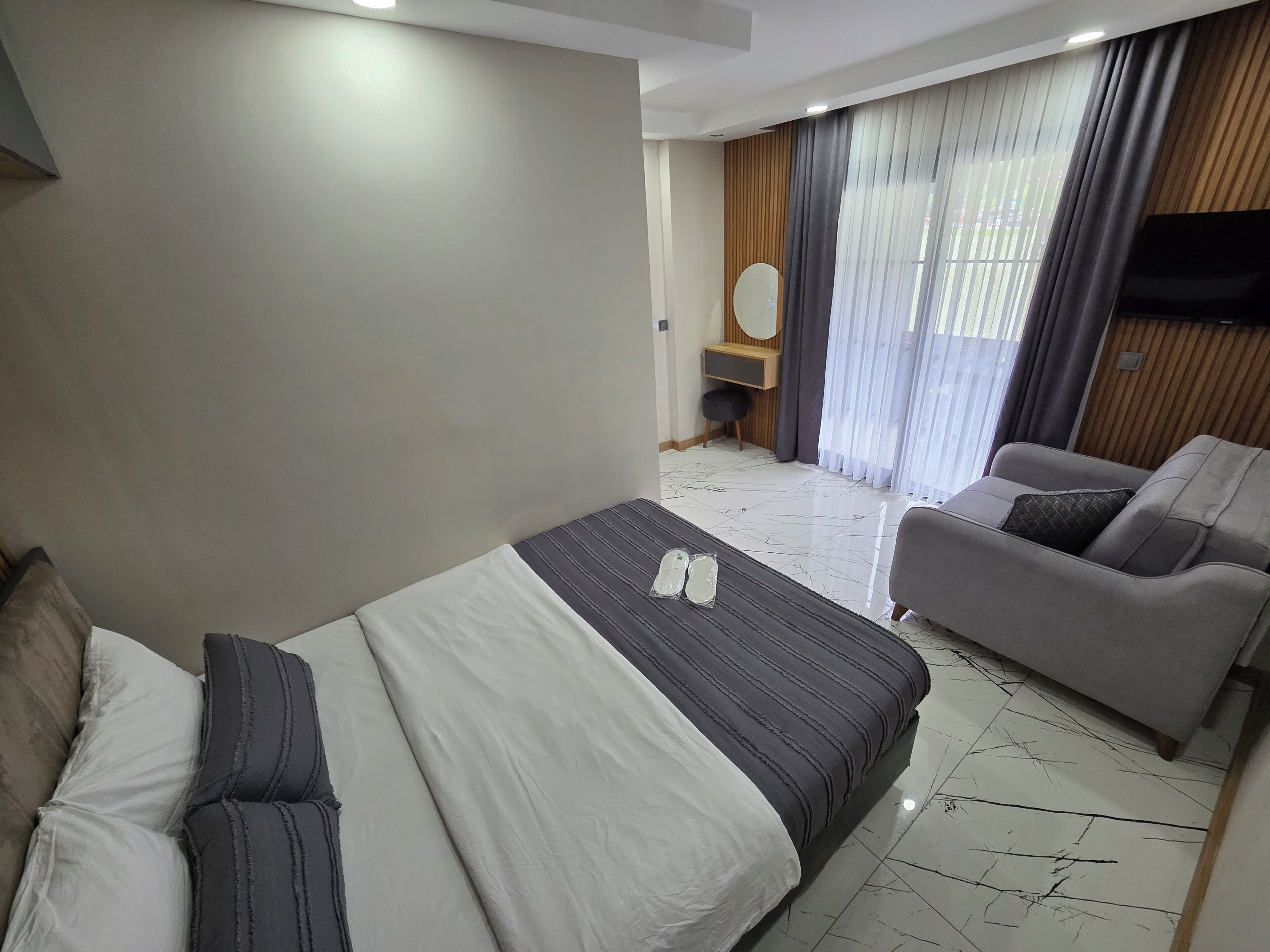 Phòng 3 Premier | Bộ đồ giường cao cấp, minibar, bàn 