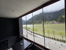 Premier Üç Kişilik Oda | Kaliteli yatak takımı, minibar, masa, dizüstü bilgisayar çalışma alanı
