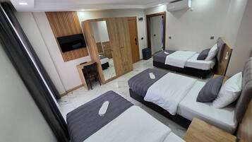 Superior Suite | Premium bedding, minibar, desk, laptop workspace