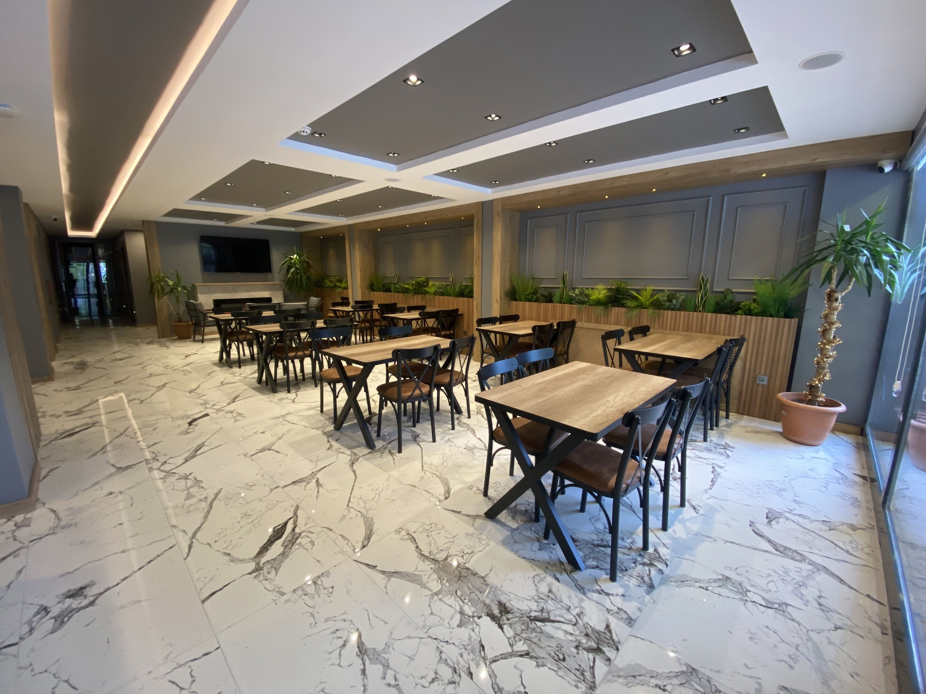 breakfast, lunch and dinner served