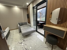 Premier Üç Kişilik Oda | Banyo | Duş, saç kurutma makinesi, terlik, havlu