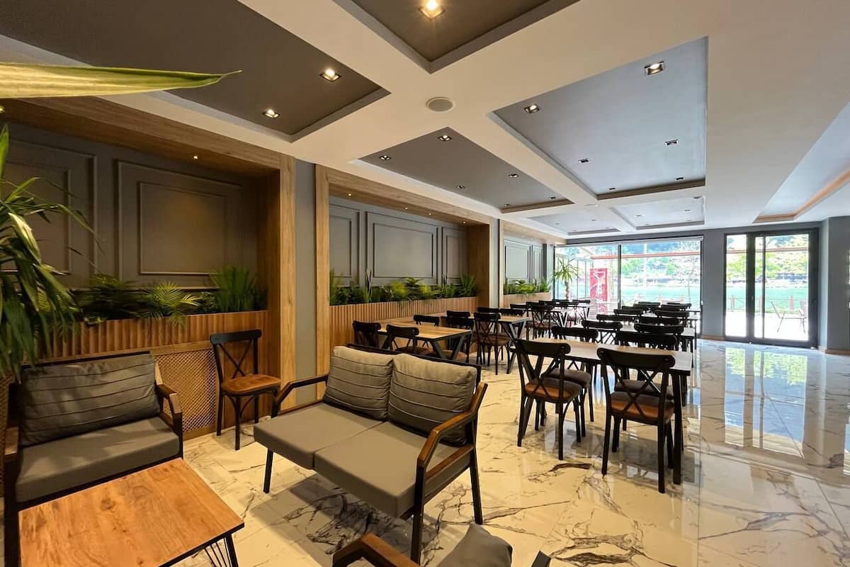 breakfast, lunch and dinner served