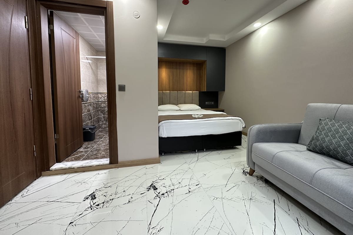 Habitación triple Premier | Baño | Regadera, secadora de cabello, pantuflas, toallas
