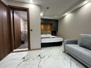 Premier Triple Room | Bathroom