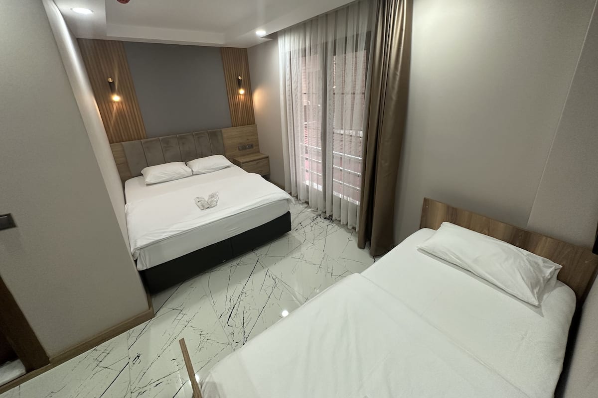 Habitación triple económica | Ropa de cama de alta calidad, minibar y escritorio