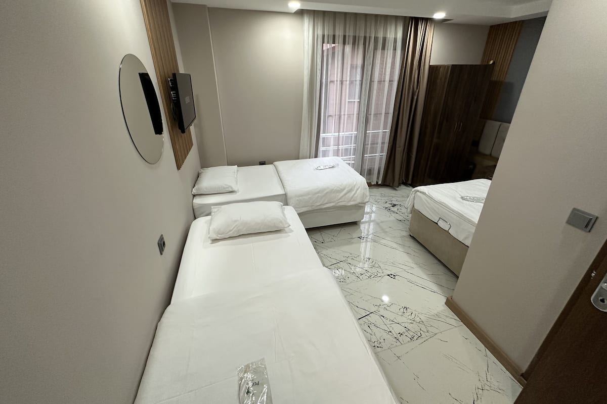 Habitación triple de lujo | Ropa de cama de alta calidad, minibar y escritorio