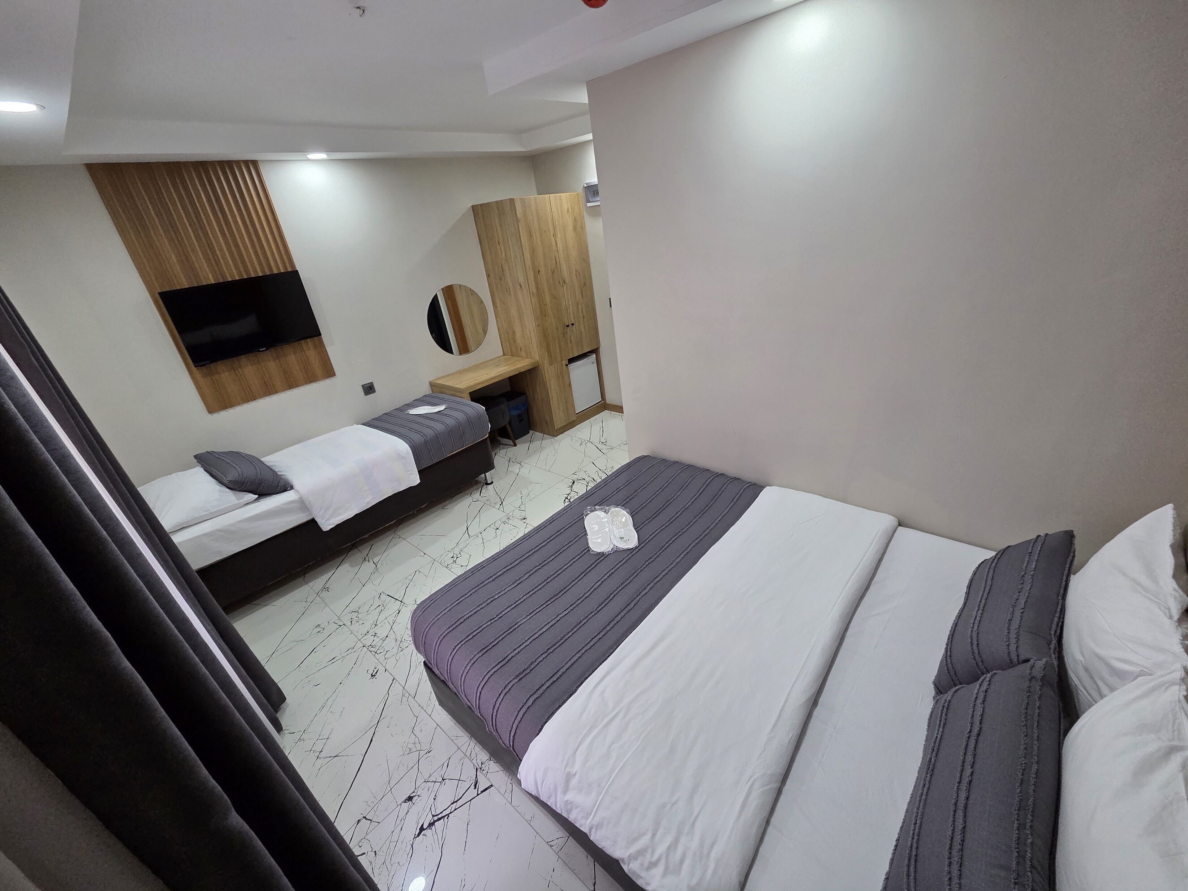 Phòng 3 Economy | Bộ đồ giường cao cấp, minibar, bàn 