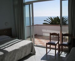 双人房, 阳台 | 客房内保险箱、办公桌、婴儿床、免费 WiFi