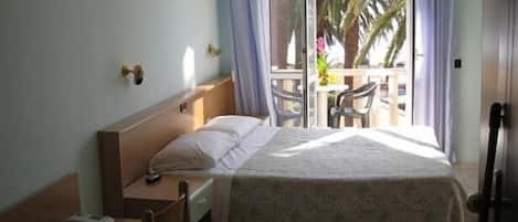 Camera doppia, balcone | Una cassaforte in camera, una scrivania